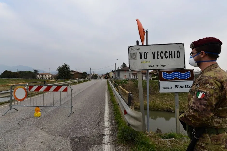 An Italian soldiers patrols by a check-point at the entrance of the small town of Vo Vecchio, situated in the red zone of the COVID-19 the novel coronavirus outbreak © Marco Sabadin/AFP via Getty Images