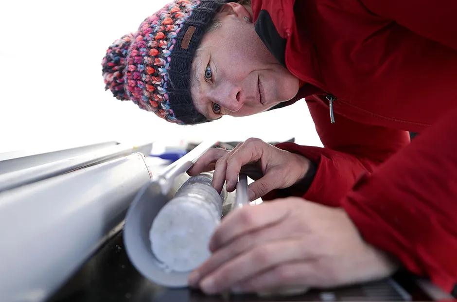 Studying an ice core © Reuters