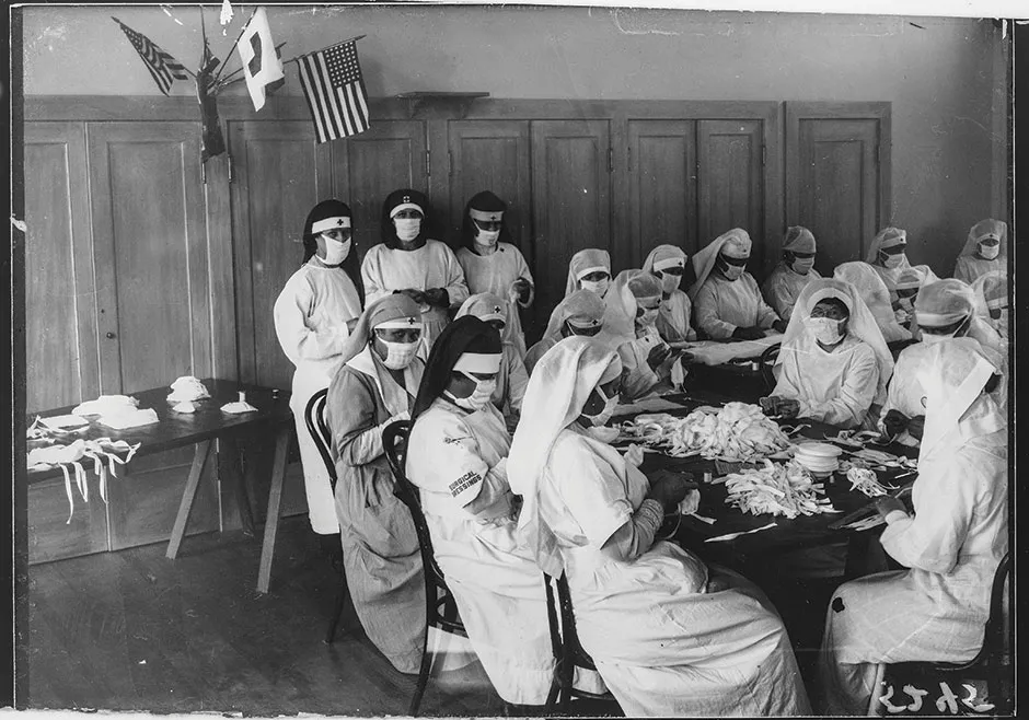 Red Cross volunteers in California making face masks to help prevent the spread of influenza during the pandemic of 1918 © Getty Images