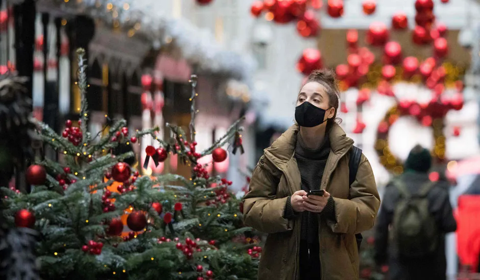 How can I protect myself from the coronavirus when Christmas shopping? © Getty