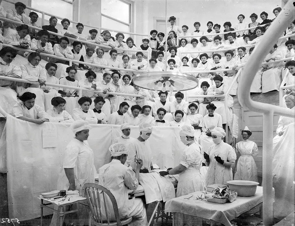 Medical students watching the dissection of a body at Woman’s College Hospital, Pennsylvania in 1911 © Getty Images