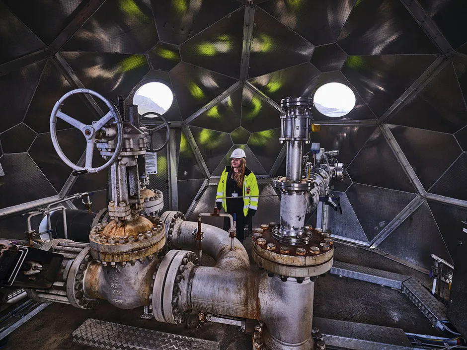 A woman looking at machinery used to pump carbon dioxide into water © Luca Locatelli/Institute