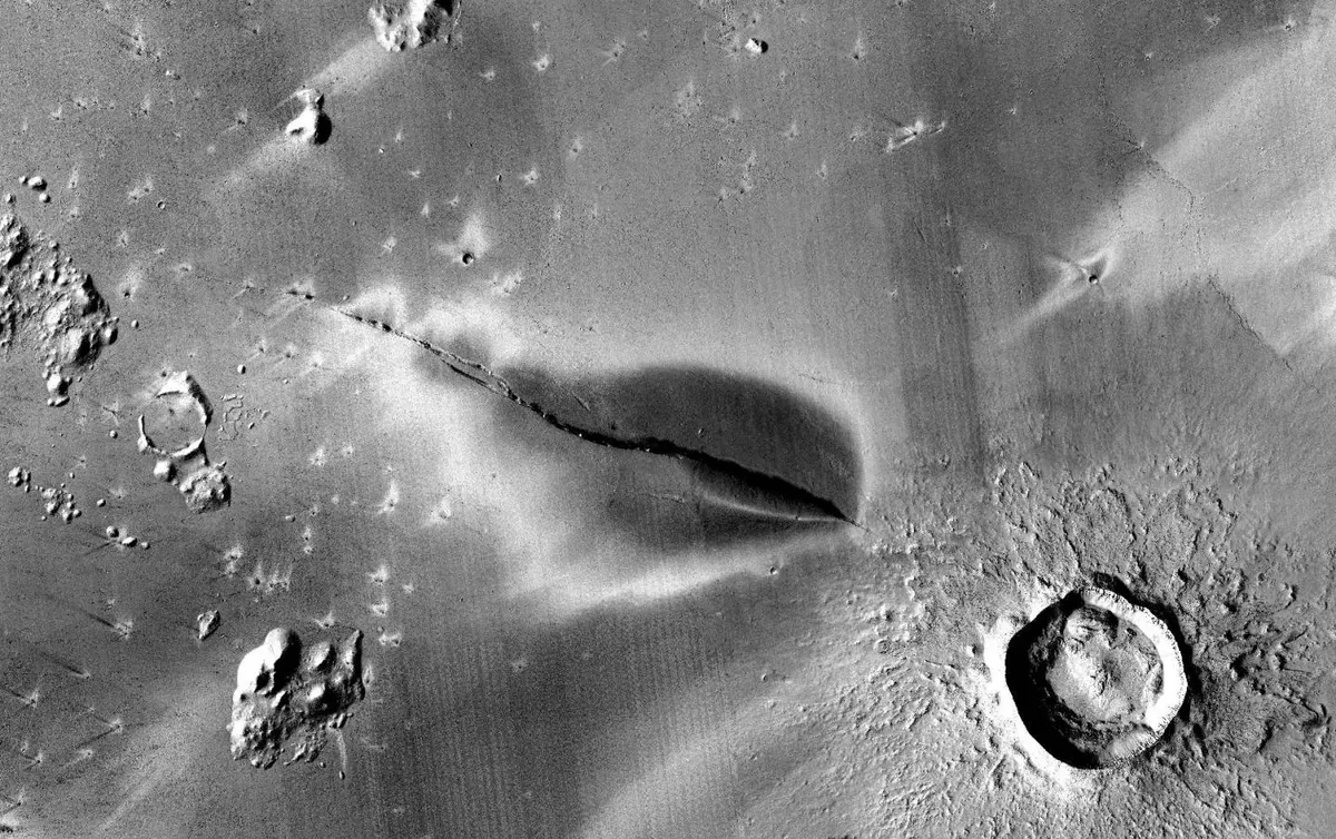 Recent explosive volcanic deposit around a fissure of the Cerberus Fossae system © NASA/JPL/MSSS/The Murray Lab