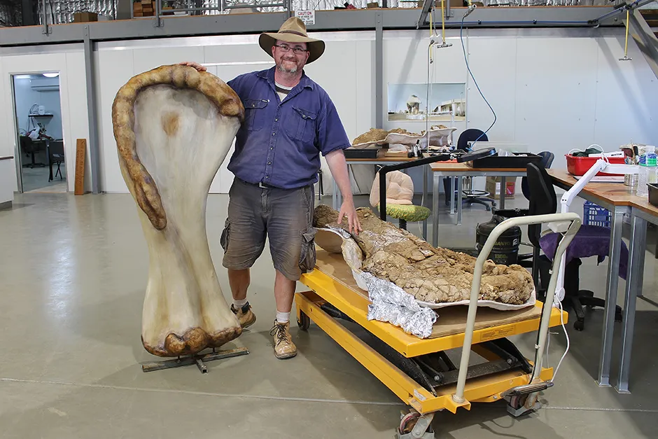 Dr Scott Hucknall with a 3D reconstruction of Australotitan's humerus (thigh bone) © Rochelle Lawrence
