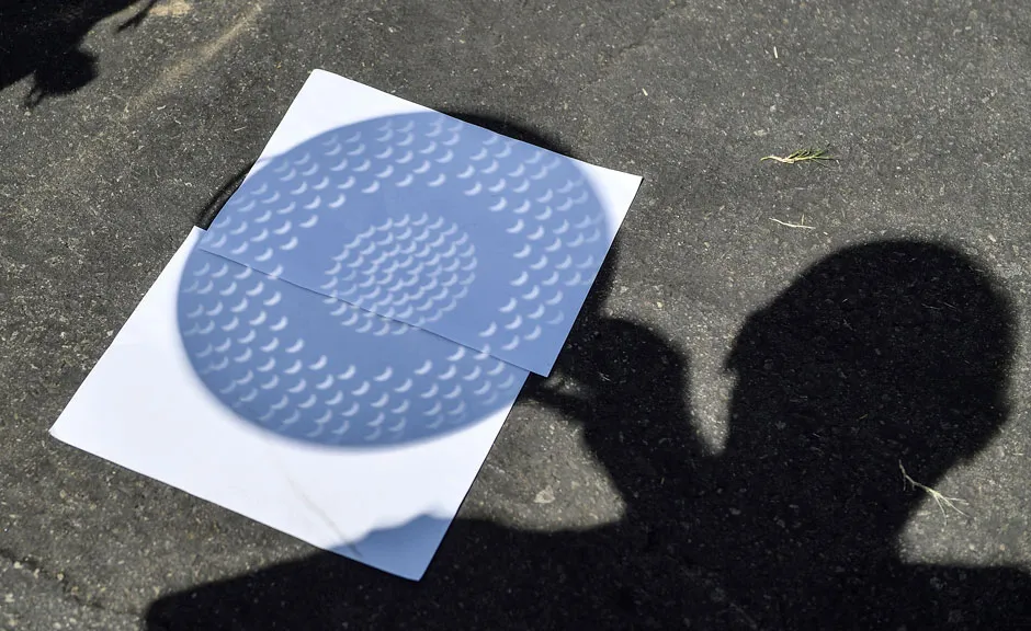 How to use a kitchen colander to see the solar eclipse safely © Getty