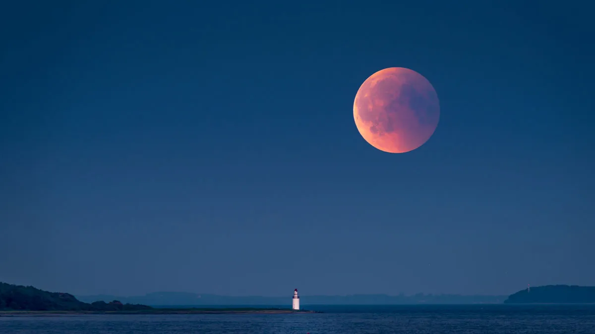 A red moon close to the horizon © Getty