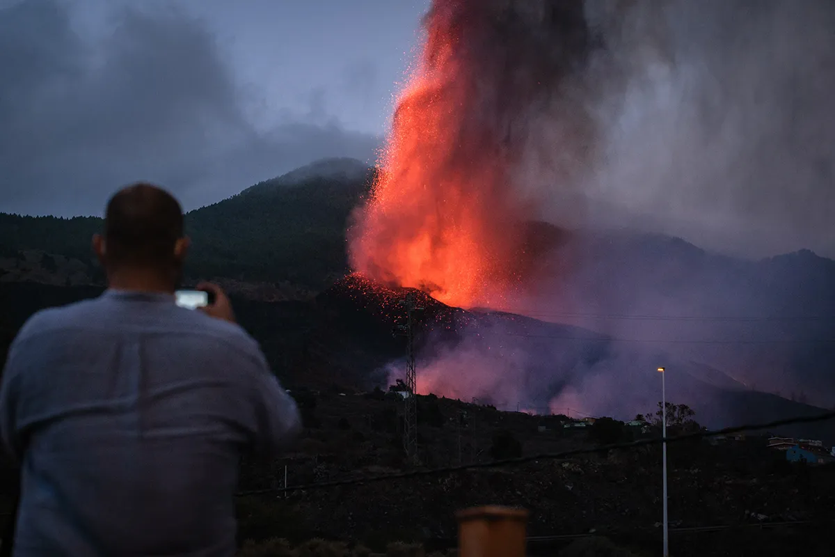 EL PASO, SPAIN - SEPTEMBER 20: Mount Cumbre Vieja continues to erupt in El Paso, spewing out columns of smoke, ash and lava as seen from Los Llanos de Aridane on the Canary island of La Palma on September 20, 2021. - The Cumbre Vieja volcano erupted on Spain's Canary Islands today spewing out lava, ash and a huge column of smoke after days of increased seismic activity, sparking evacuations of people living nearby, authorities said. Cumbre Vieja straddles a ridge in the south of La Palma island and has erupted twice in the 20th century, first in 1949 then again in 1971. (Photo by Andres Gutierrez/Anadolu Agency via Getty Images)
