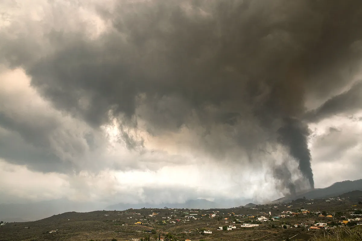 A thick cloud of ash and gas from the volcano that went on erupting on September 19 in Cumbre Vieja mountain range, covers the Aridane valley as seen from Los Llanos de Aridane on the Canary Island of La Palma, on September 22, 2021. - The vast wall of molten lava creeping down the slopes of Spain's La Palma island has destroyed 320 buildings and over 154 hectares of land, Europe's volcano observatory said today. The Cumbre Vieja volcano, which erupted on September 19, 2021, straddles a ridge in the south of La Palma, one of seven islands that make up the Canary Islands, Spain's Atlantic archipelago which lies off the coast of Morocco. (Photo by DESIREE MARTIN / AFP) (Photo by DESIREE MARTIN/AFP via Getty Images)