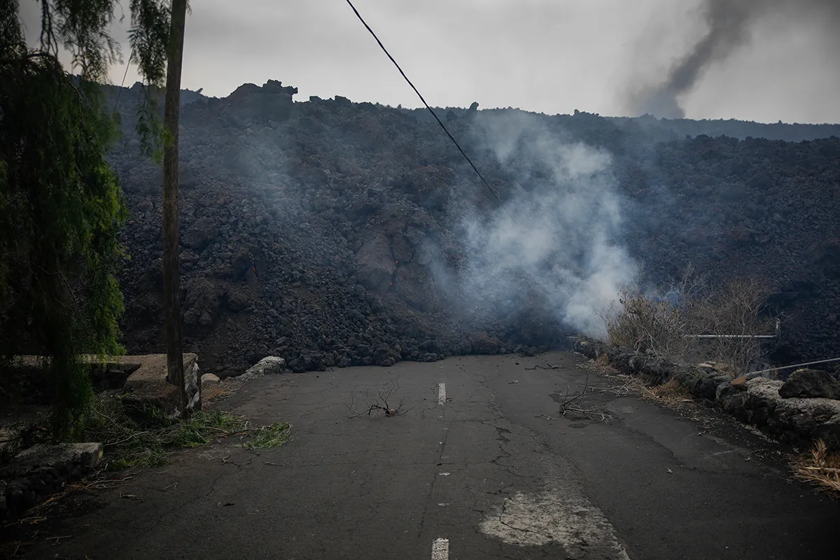 LA PALMA, SANTA CRUZ DE TENERIFE, SPAIN - SEPTEMBER 21: The lava from the volcano reaches the urban core of Todoque, on 21 September, 2021 in Los Llanos de Ariadne, on La Palma, on 21 September, 2021 on La Palma, Santa Cruz de Tenerife, Canary Islands, Spain. The approach of lava to the town of Todoque is imminent and the residents must leave their homes with their belongings in the next few hours. The river of lava from the 'Cumbre Vieja' volcano continues to advance towards the sea, although in the last few hours its pace has slowed down. The lava has covered a total of 103 hectares and has destroyed 156 buildings, according to the European Union's Copernicus satellite program. In addition, 5,500 people from villages near the volcano have been evacuated. (Photo By Kike Rincon/Europa Press via Getty Images)