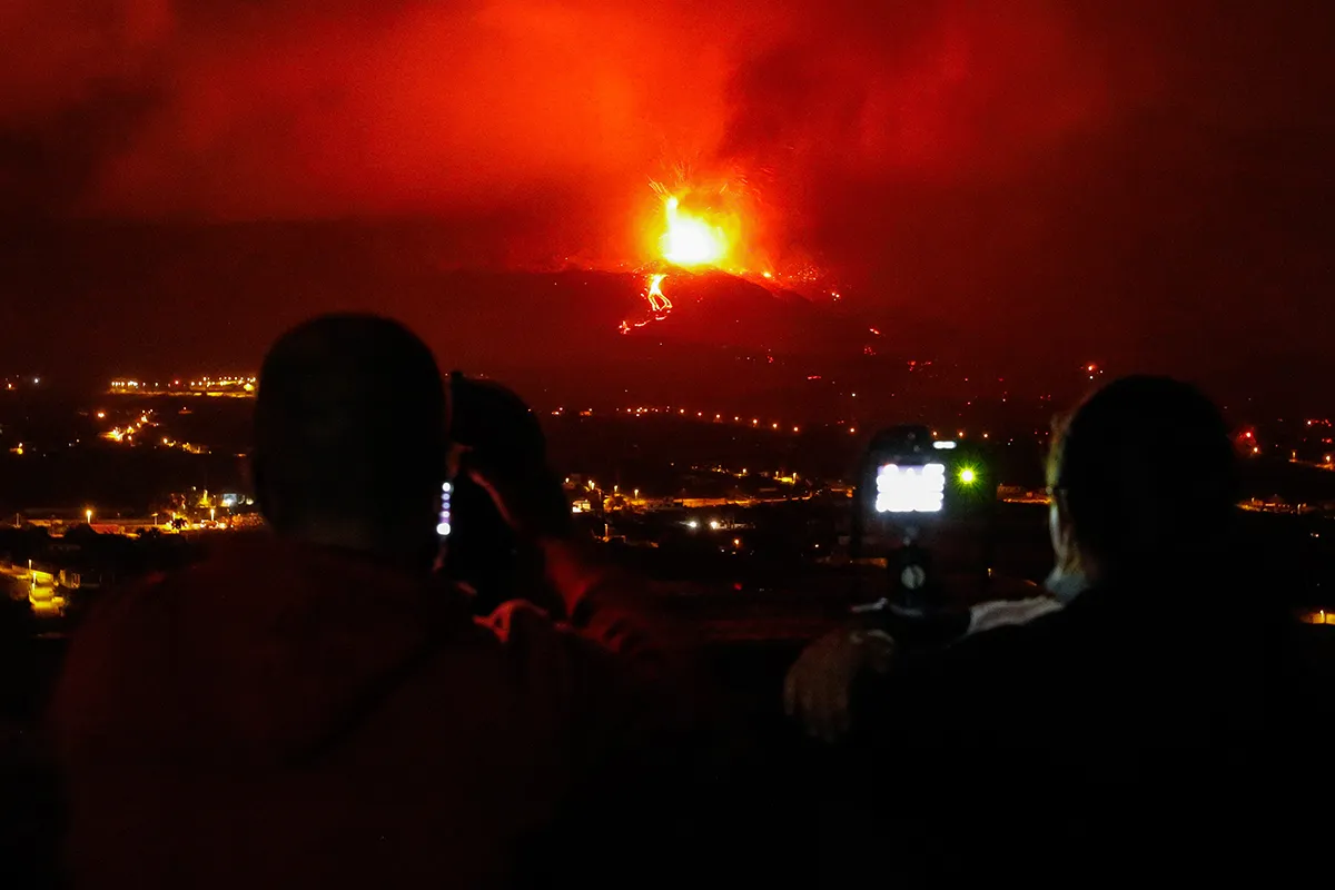 LA PALMA, SPAIN - SEPTEMBER 21: People look on as the Cumbre Vieja volcano spews lava and ash in the area of Cabeza de Vaca on September 21, 2021 in in La Palma, Canary Islands, Spain. Lava continues to flow in the aftermath of the island's first volcanic eruption in 20 years, destroying hundreds of property and forcing the evacuation of over 5,000 people. (Photo by Kike Rincon/Europa Press via Getty Images)