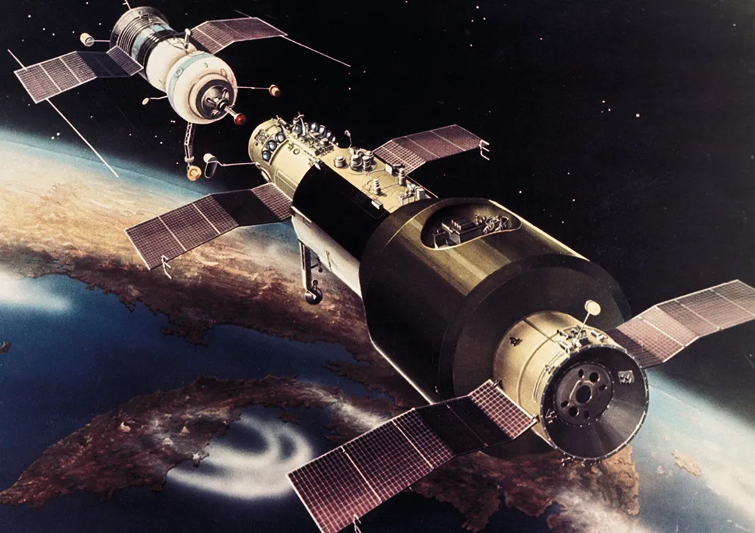 Top 10: Heaviest spacecraft - Salyut 1 © Shutterstock
