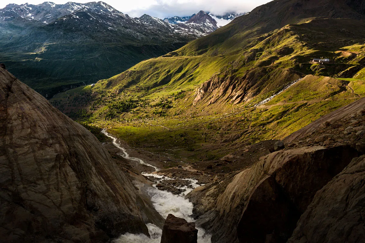 The Frodolfo waterfall flows towards the Forni Valley in Valfurva. The source of the watercourse is located in the Forni glacier and originates from its melt water. In recent years, its debris and water flow has increased causing damage.