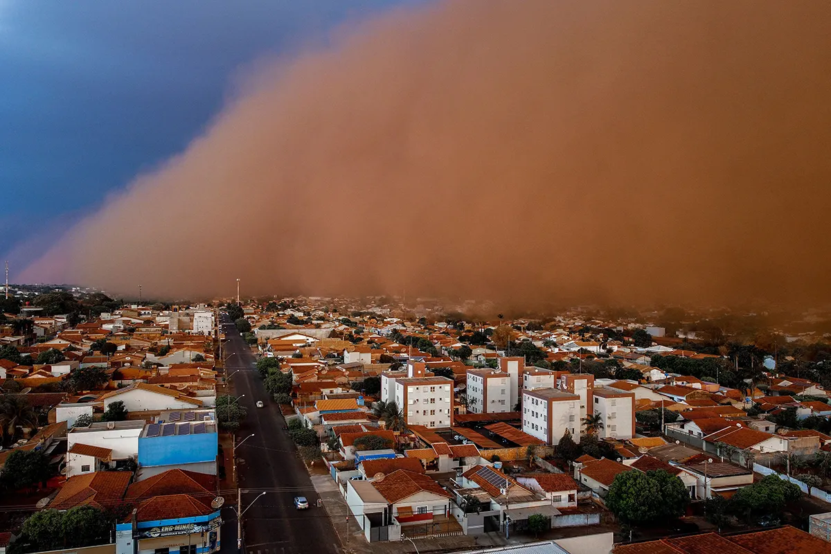 massive dust storm is seen engulfing brazilian neighbourhood
