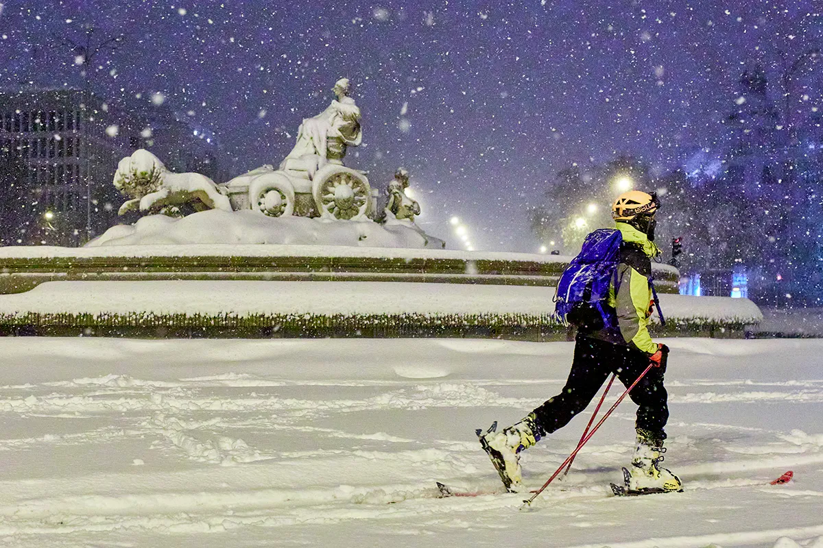 One person with a pair of skis in the centre of Madrid