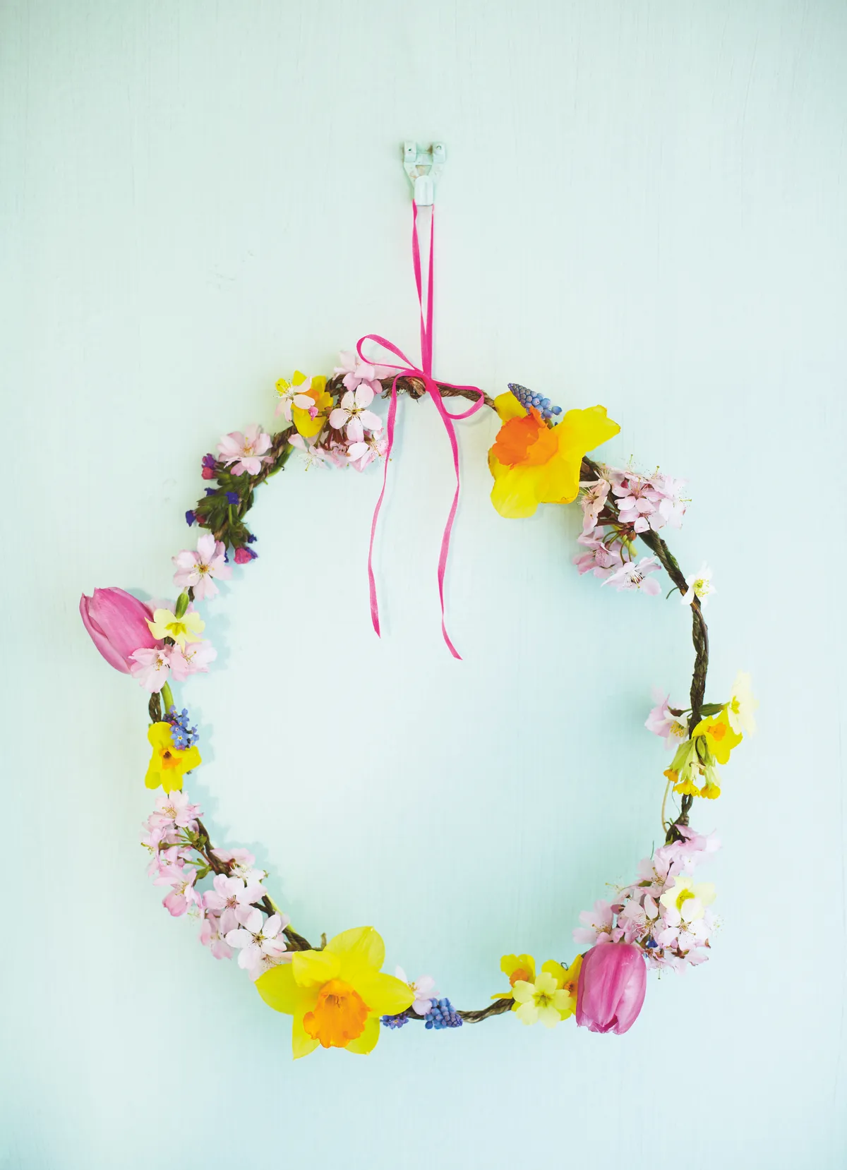 A handmade spring wreath with blossoms and daffodils. Photography: Sussie Bell