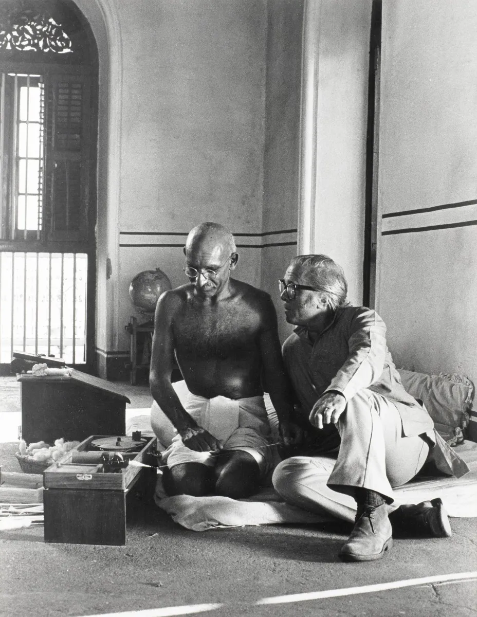 Richard Attenborough on the set of Gandhi with Ben Kingsley