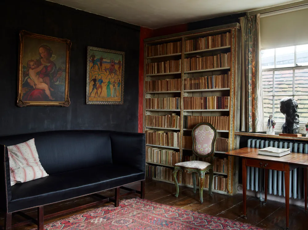 The library of the Charleston Farmhouse