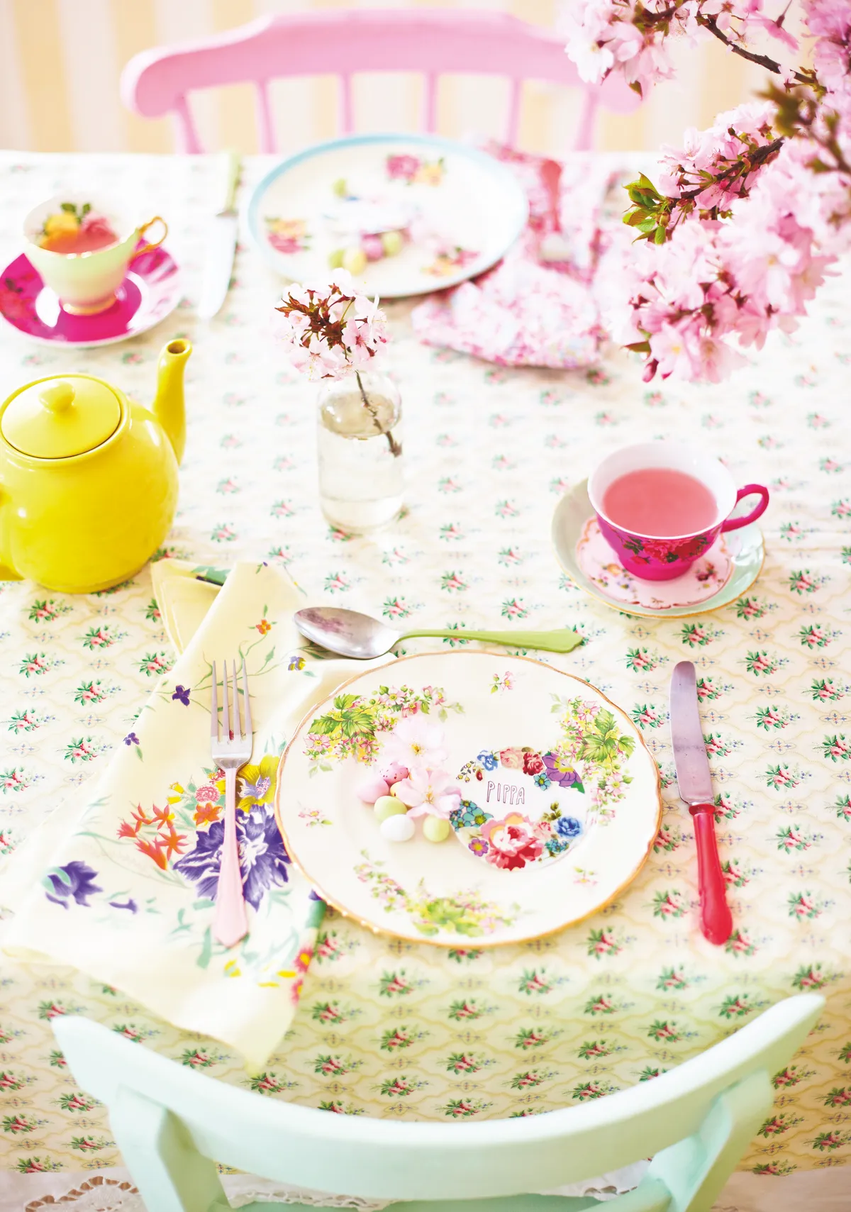 This bright spring dining table oozes vintage charm. Photography: Sussie Bell