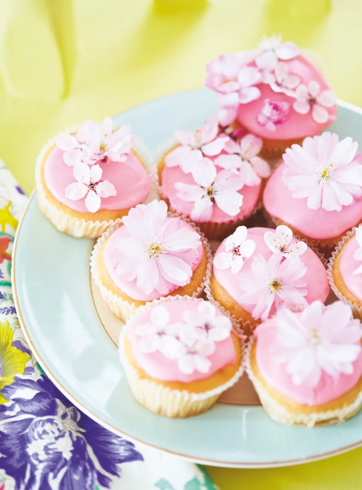 Topped with edible spring flowers, these Mother's Day cupcakes are pretty as a picture. Photography: Sussie Bell