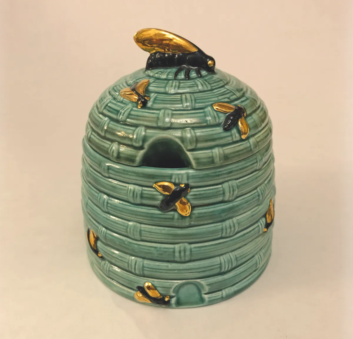 Honey pot with no identifying marks, believed to have been made in Japan for the American market, from the collection of John Doyle.