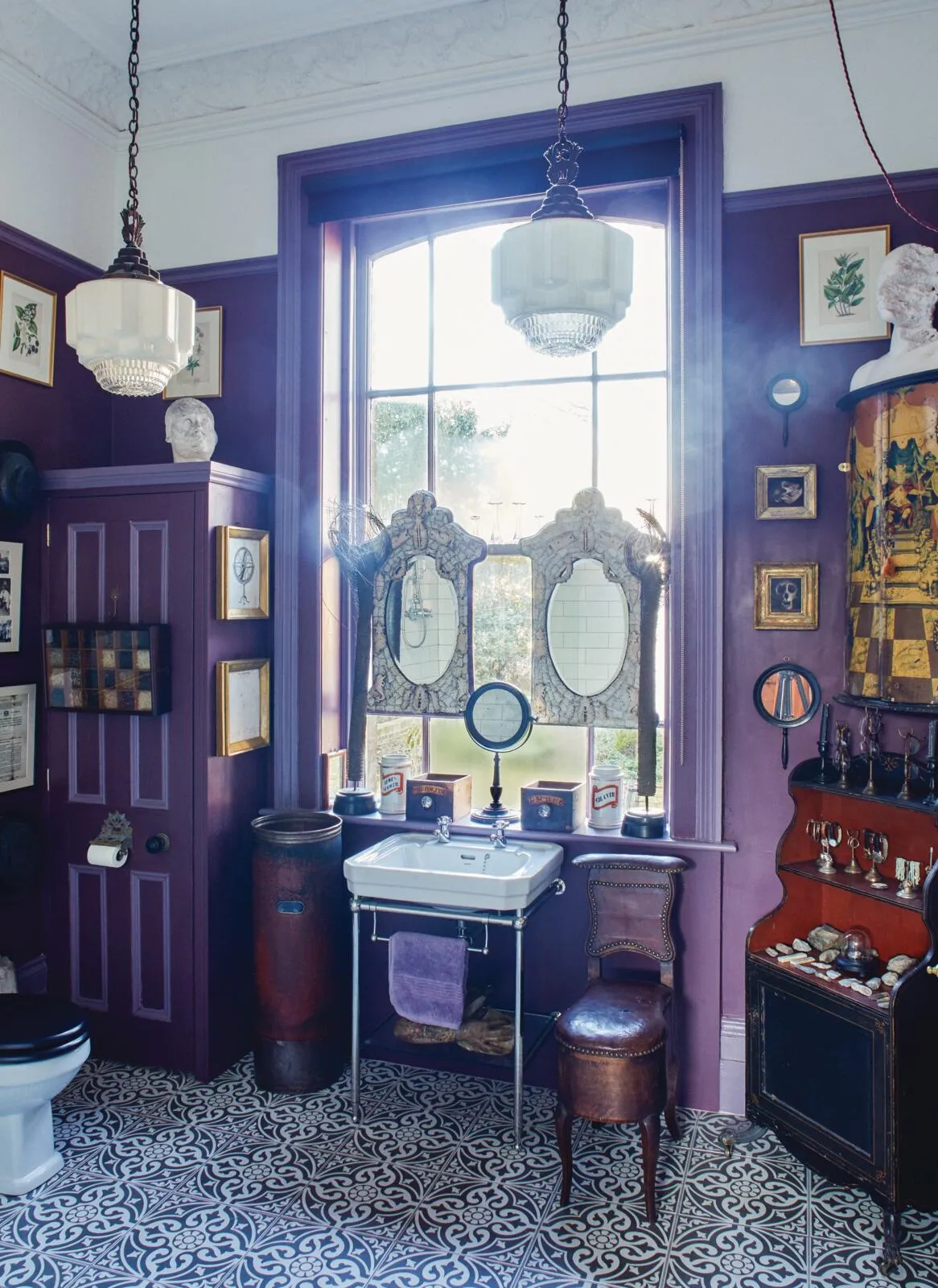 Gothic apartment collections in the bathroom