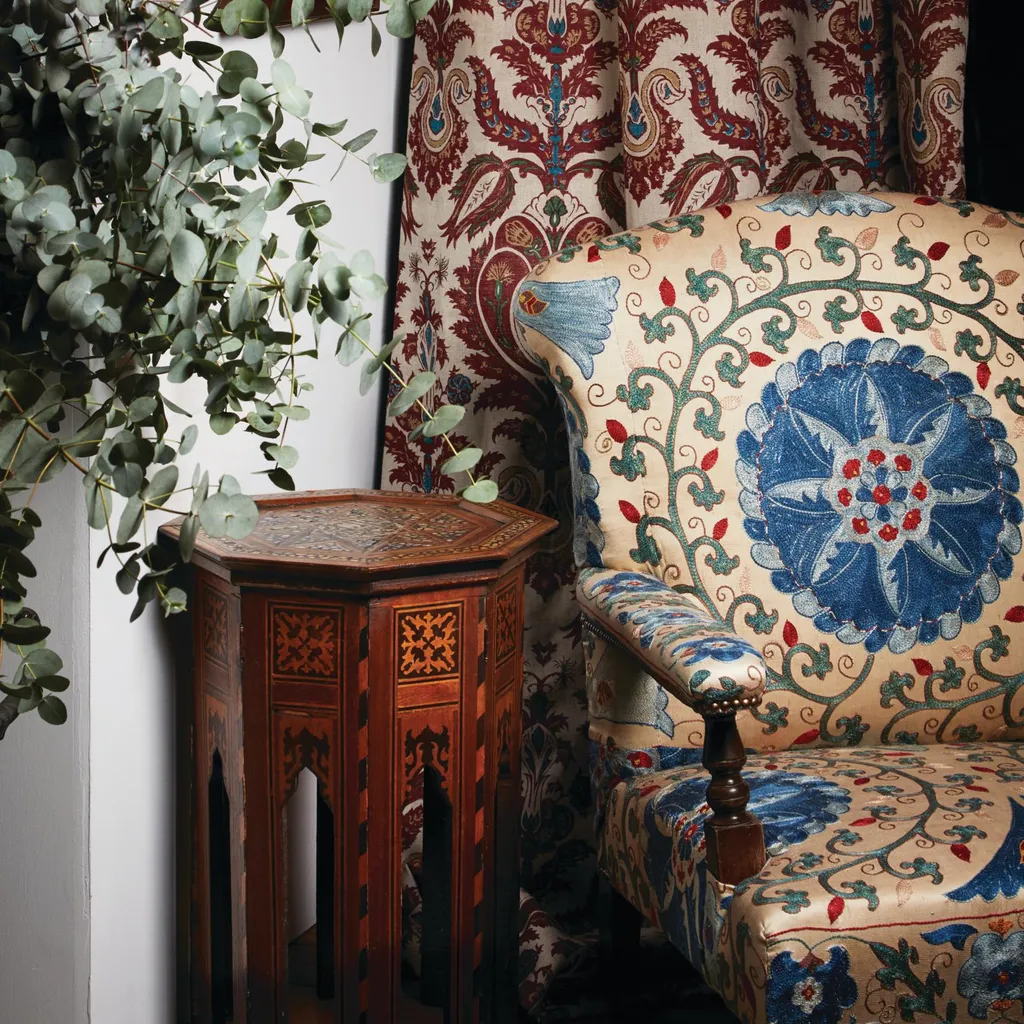 Where to shop for antiques according to experts