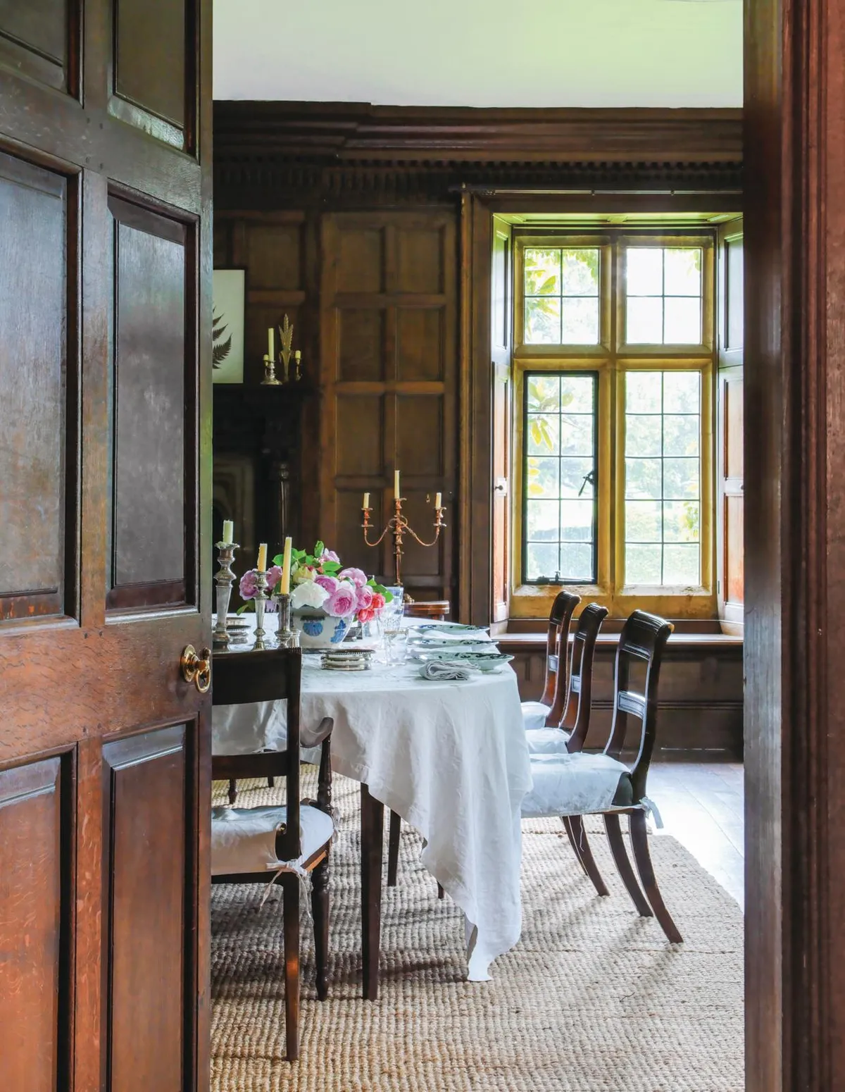Wardington Manor: dining room with mullioned windows.