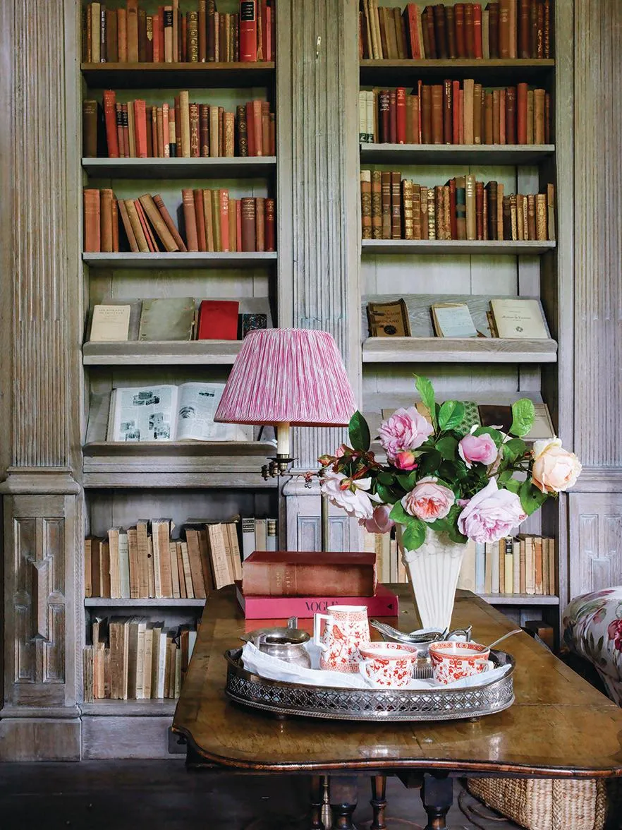 Wardington Manor: library detail showing shelves of books and sofa table.