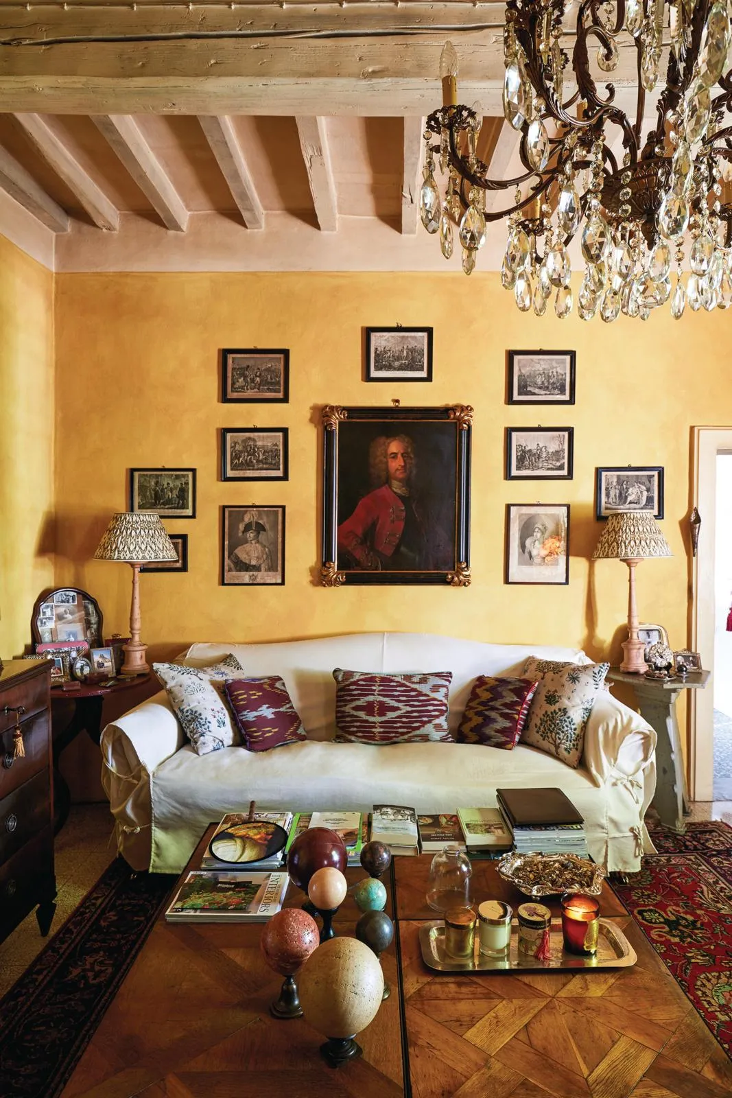 19th-century Italian summer home living room