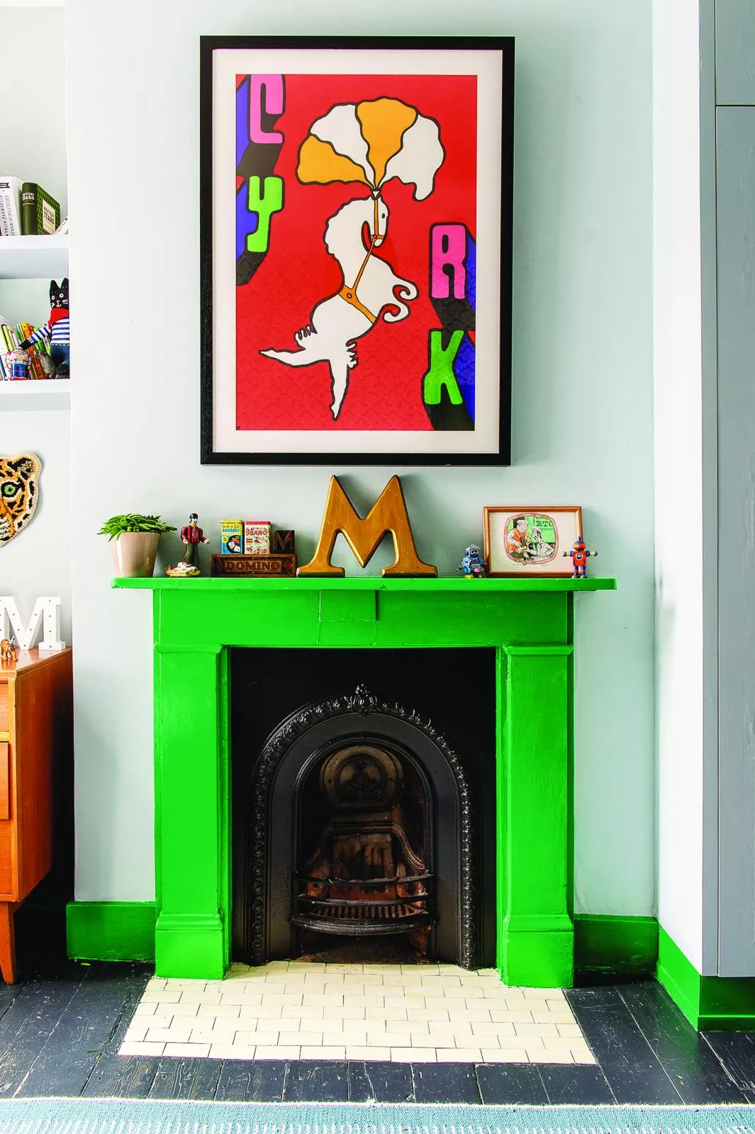 Colour story, bold print above the fireplace.