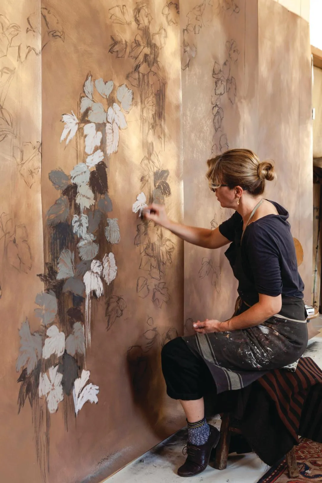 Italian house, Elena painting wallpaper.