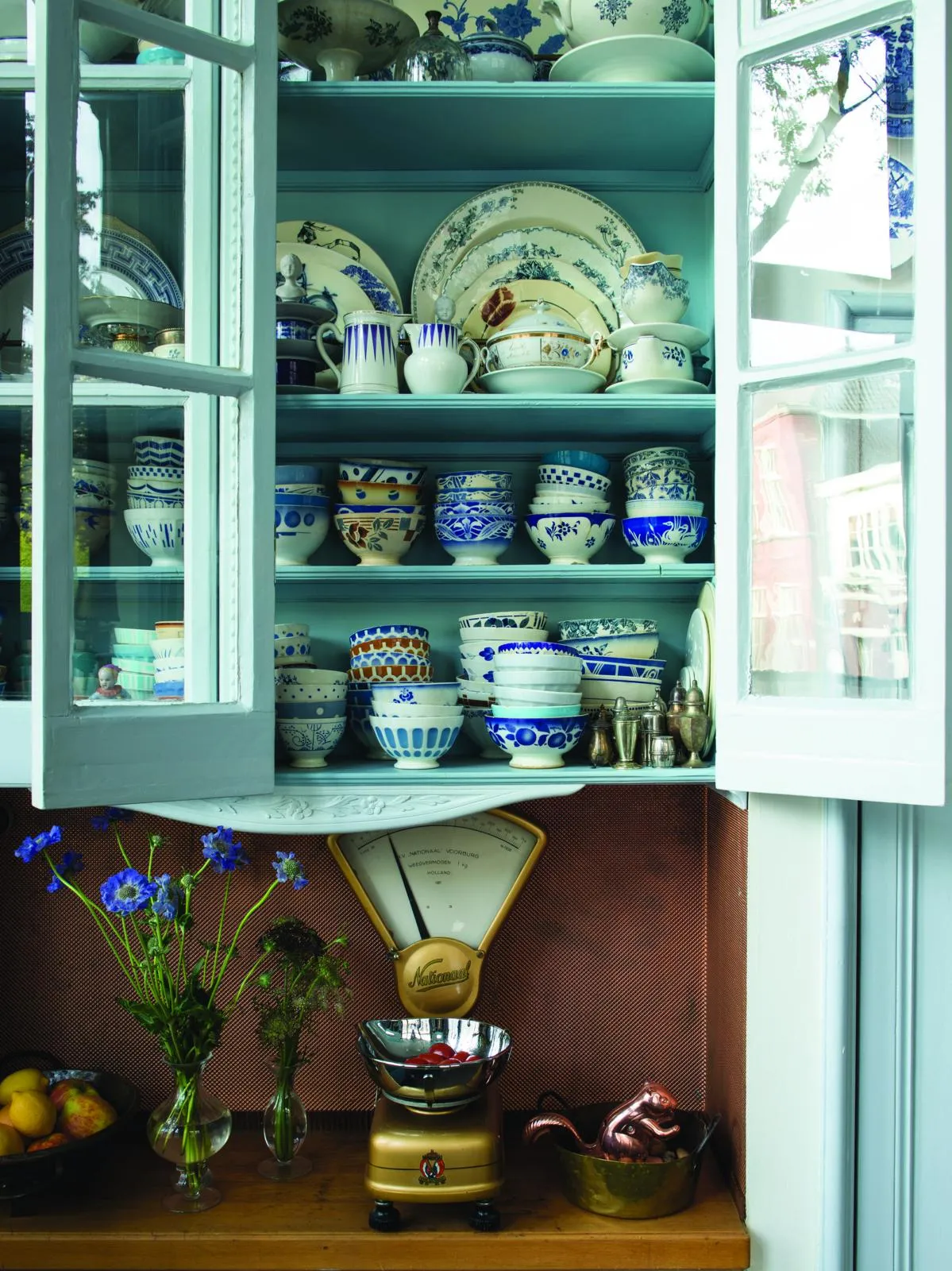 18th-century Amsterdam home kitchen cupboard display