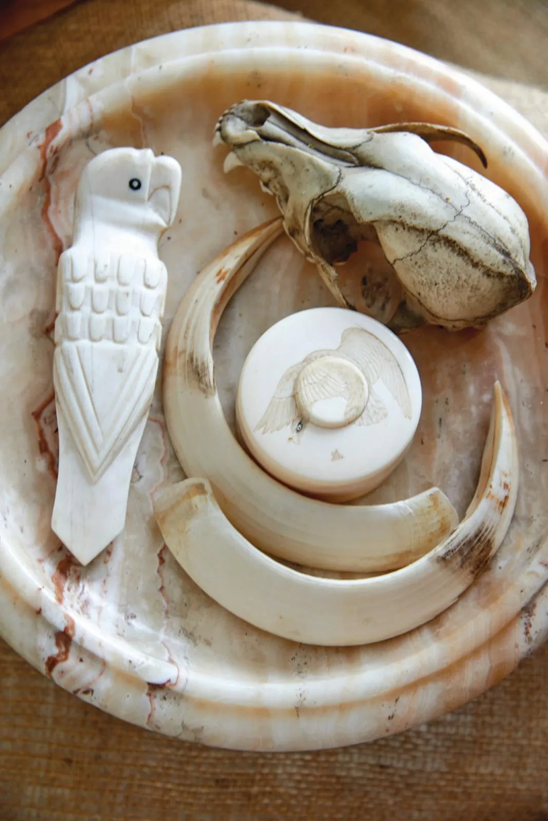 1930s villa North Holland trinkets in a alabaster dish