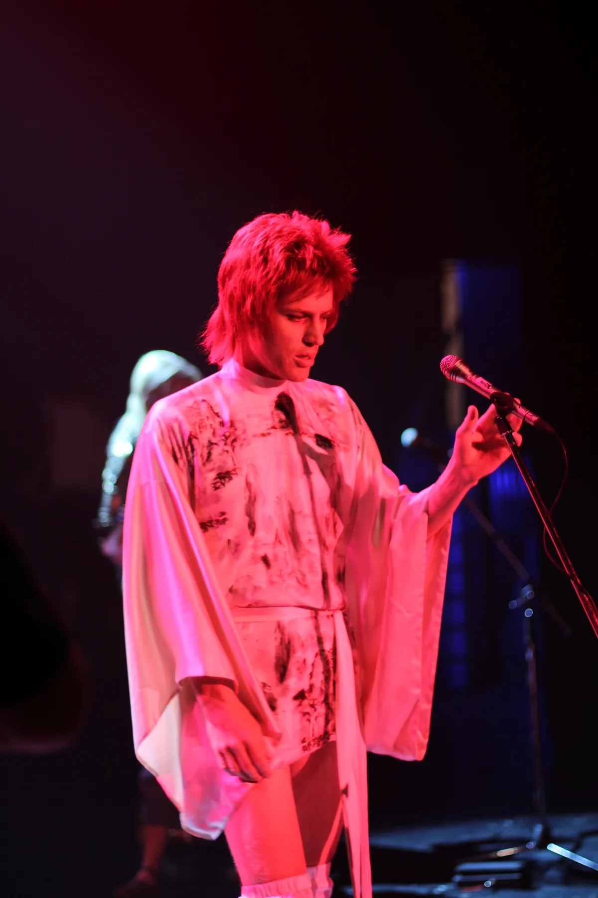 Johnny Flynn performs as David Bowie in Stardust (2020)