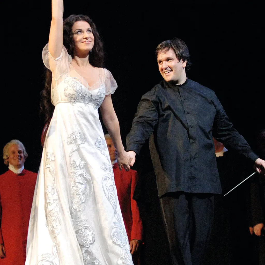 A photo of Angela Gheorghiu holding hands with Antonio Pappano