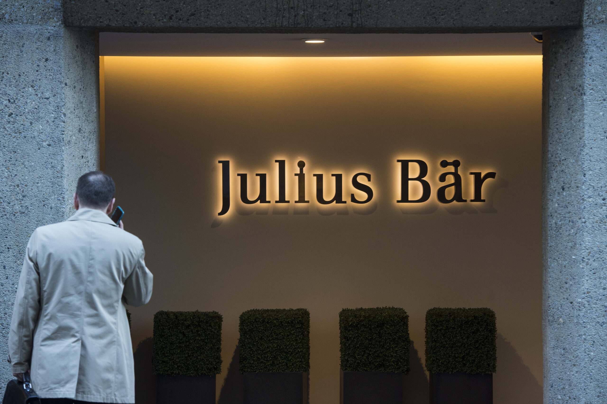 Lost bank. Julius Baer. Julius Bar. Julius Baer Bank. Julius&Baer дисплей.
