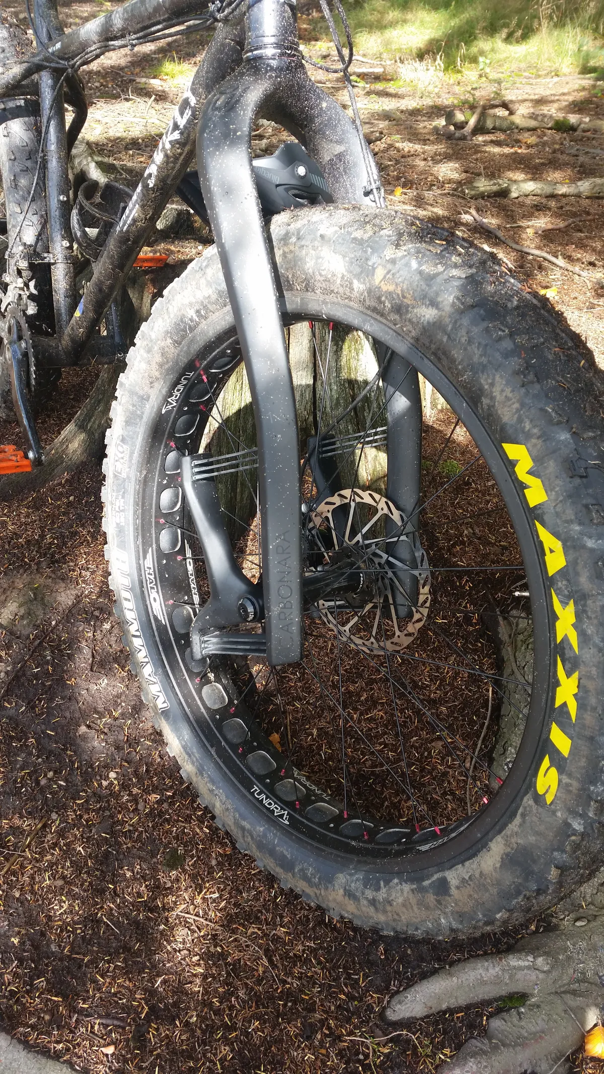 fat bike tyre in rigid front fork