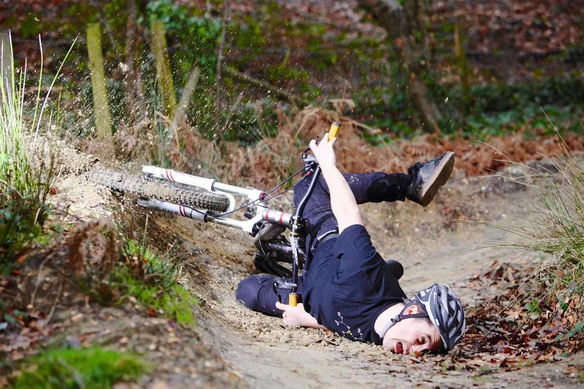 Man crashes on mountain bike and eats dirt