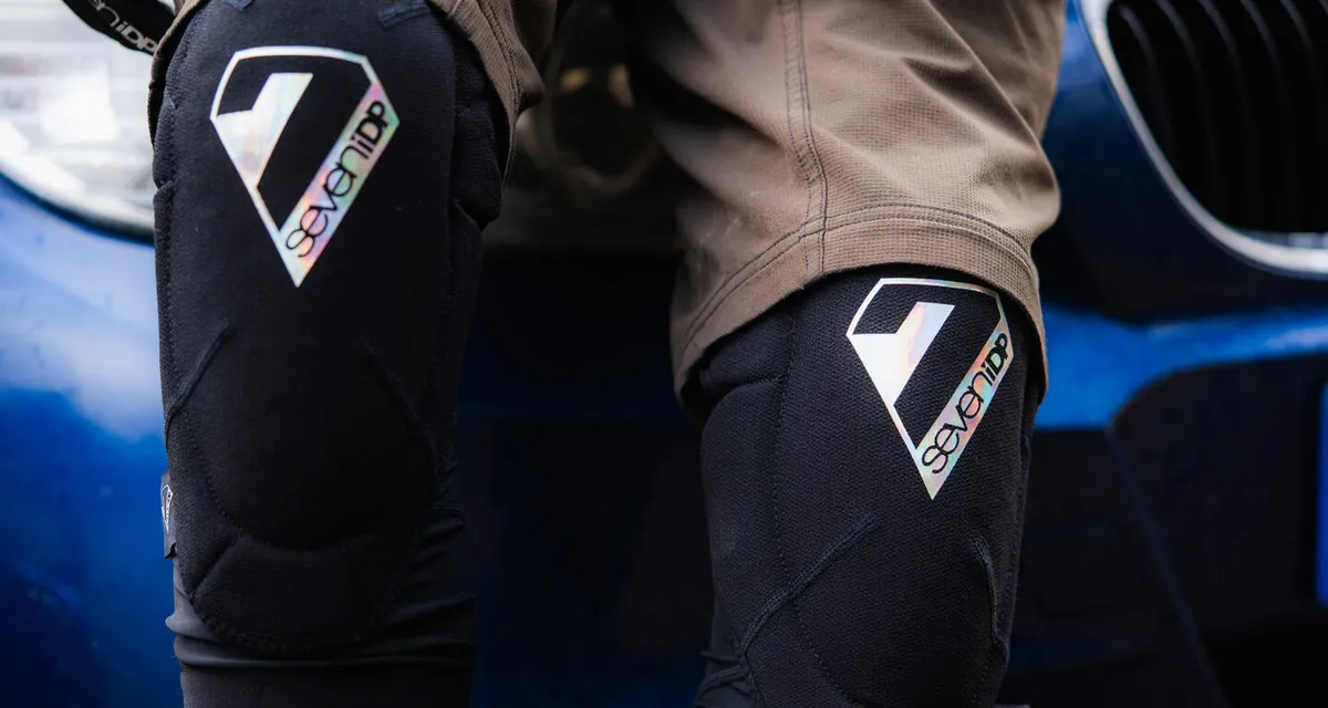 7iDP HOLOGRAPHIC Series Sam Hill knee pads
