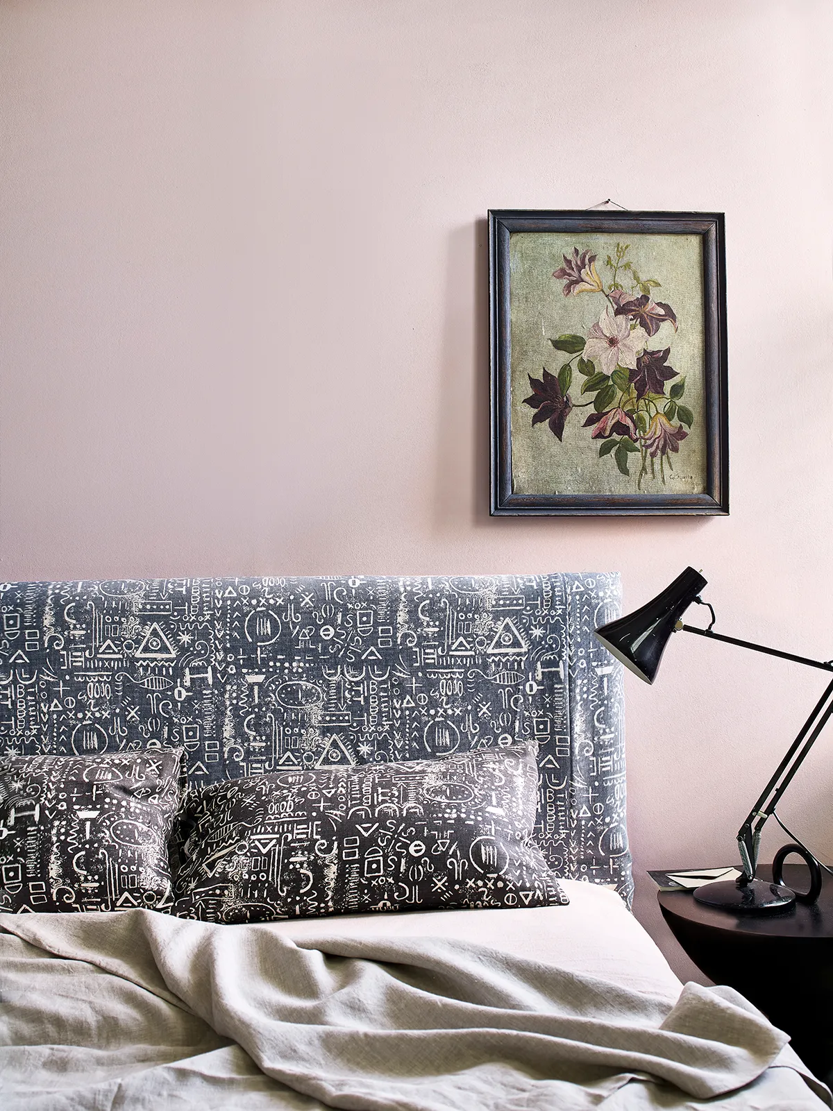 Annie Sloan - Fabric - Bedroom - Tacit in Old Violet Graphite Linen Union in Antoinette   Old White French Linen   Old White - Wall Paint in Antoinette