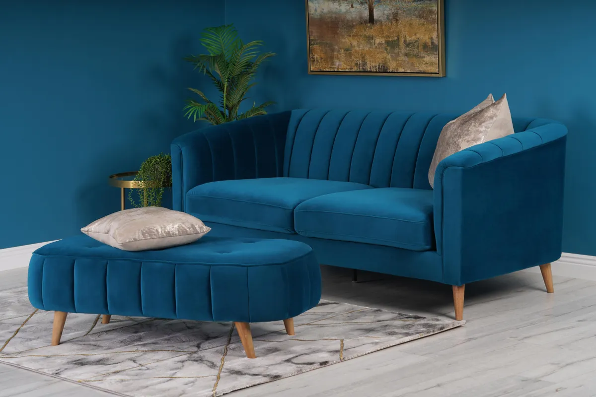 Match azure walls and furnishings for a luxe, hotel-like feel. Image by Michael Murphy Home furnishings. 