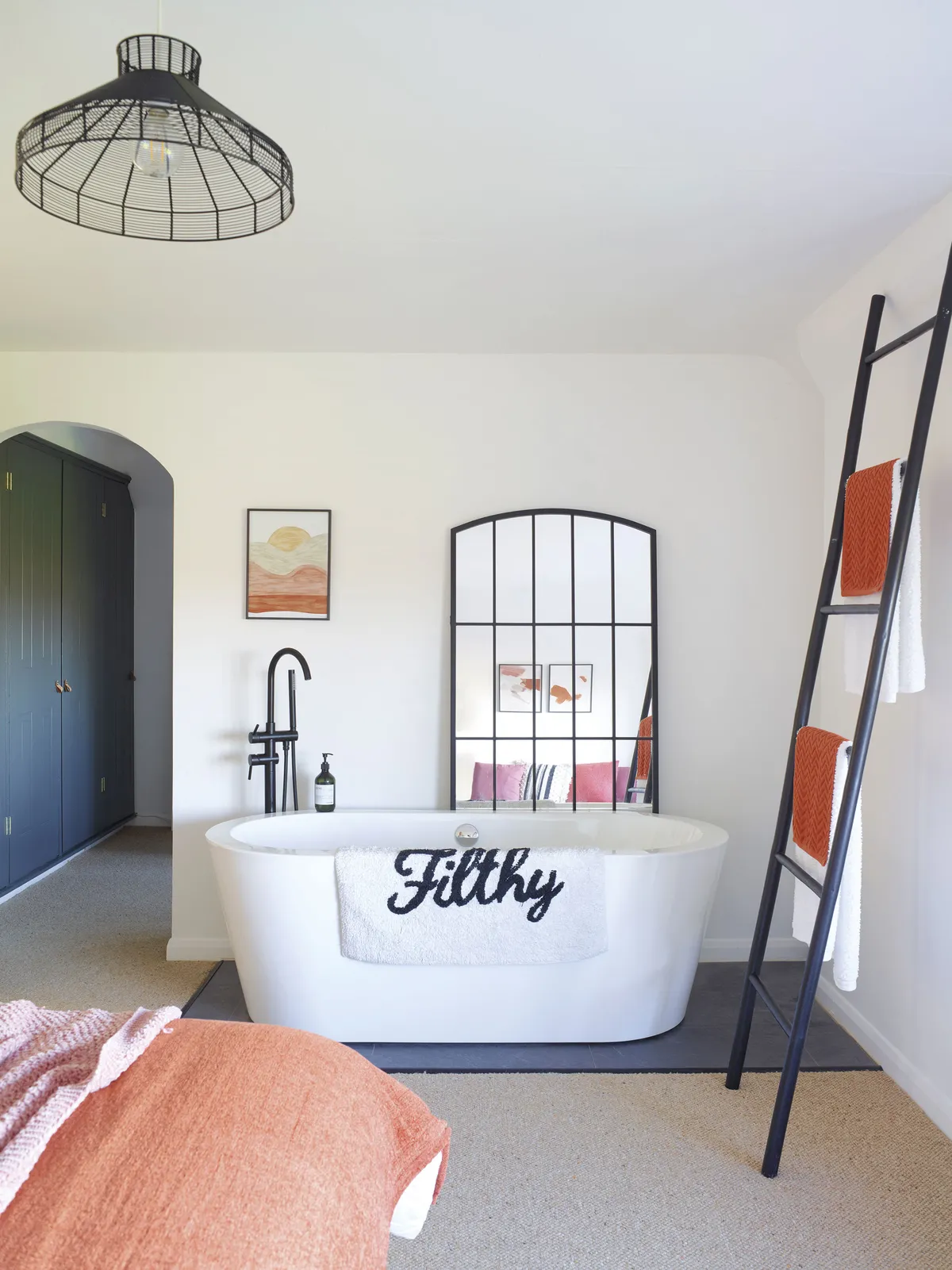 Style idea! Take inspiration from favourite hotels and restaurants – the bathtub in Hayley’s master bedroom was inspired by a visit to Soho House