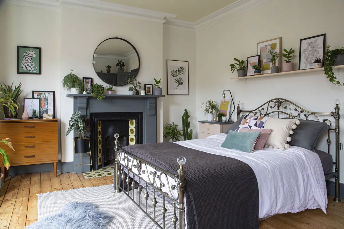 Laura’s goal was to enhance the period features in her bedroomusing paint in considered colours. The dark grey she selected for the fireplace and wood trim contrasts with the white walls and makes them stand out
