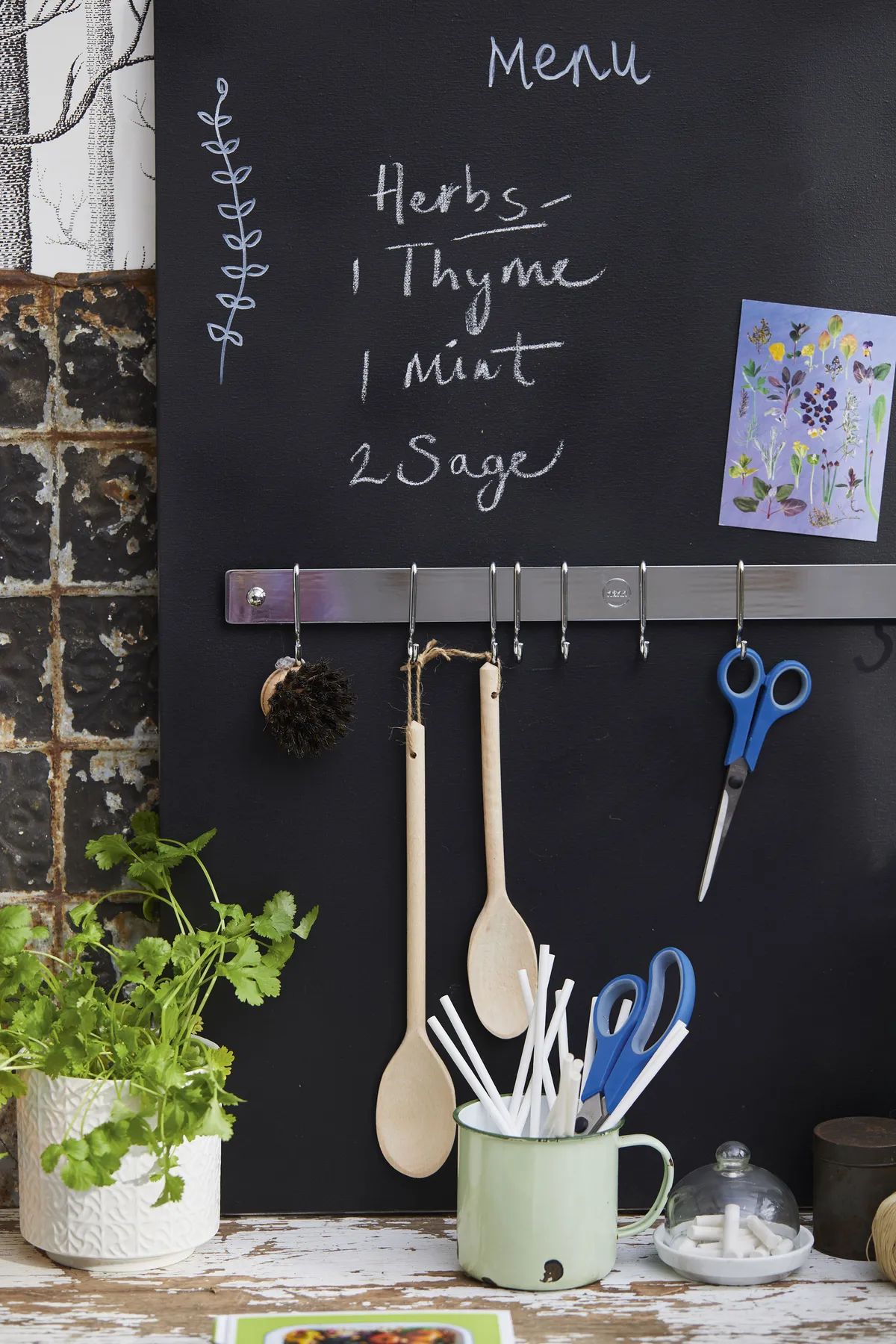 Good idea! Create a memoboard by spray painting a stretched canvas or piece of MDF with chalkboard paint – Kiara’s handy rail is screwed into the canvas framework