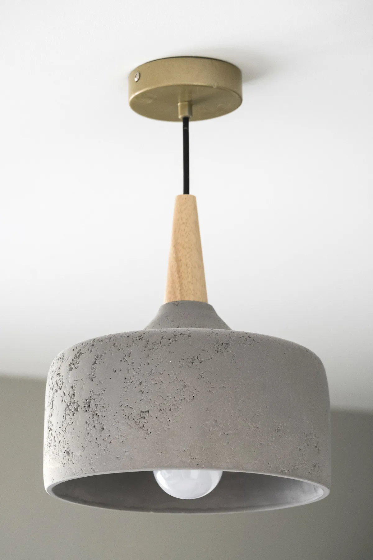Good idea! The ceiling light’s mix of natural wood and concrete adds texture to an otherwise sleek scheme