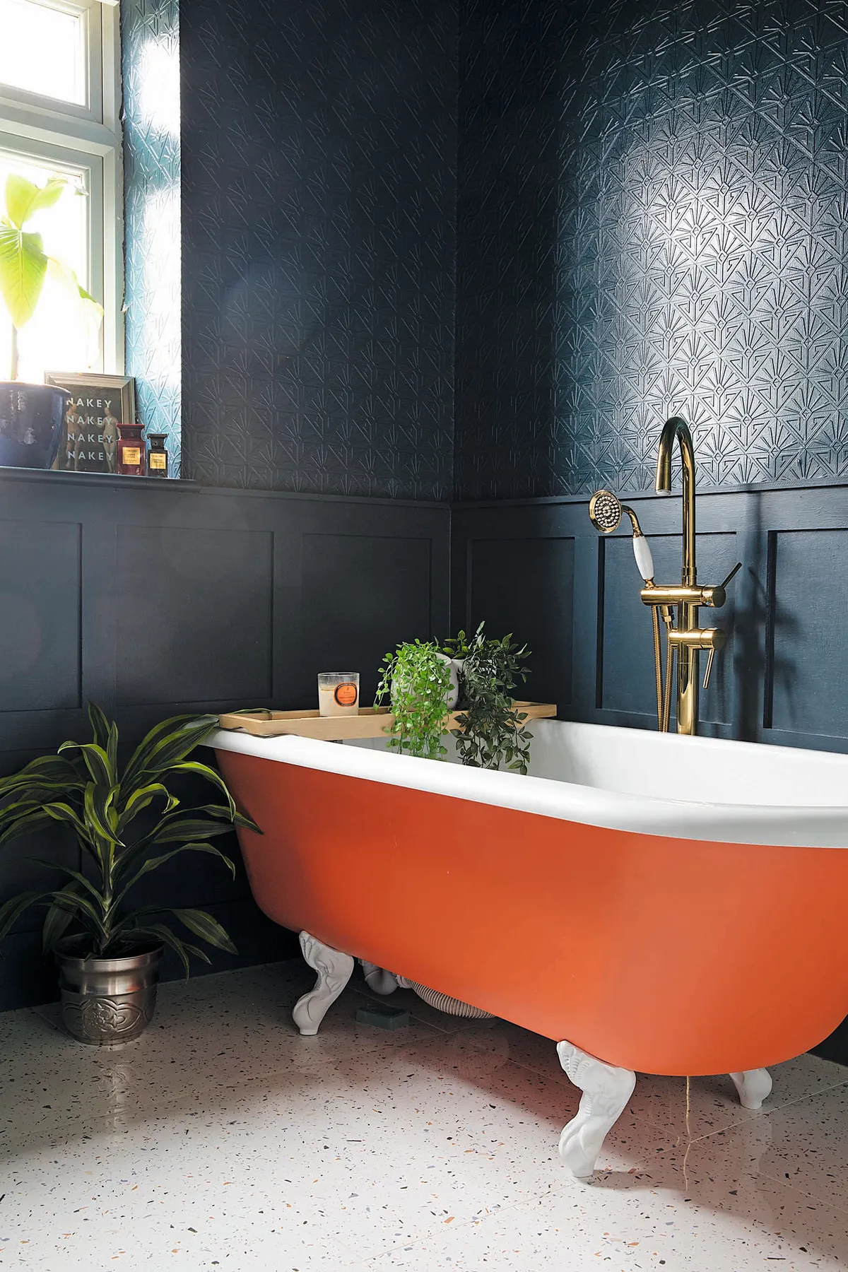 Rachel has created a dramatic bathroom with Farrow & Ball’s Hague Blue on the walls and Charlotte’s Locks on the free-standing bath