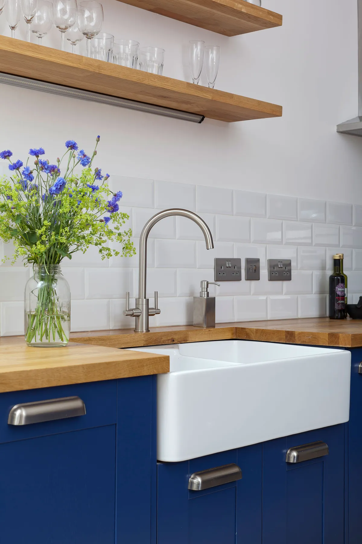 Meriel let her blue units take centre stage by combining them with white tiles, which blend with the walls and maximise the sense of space. The practical and attractive Belfast sink reflects the property’s period past