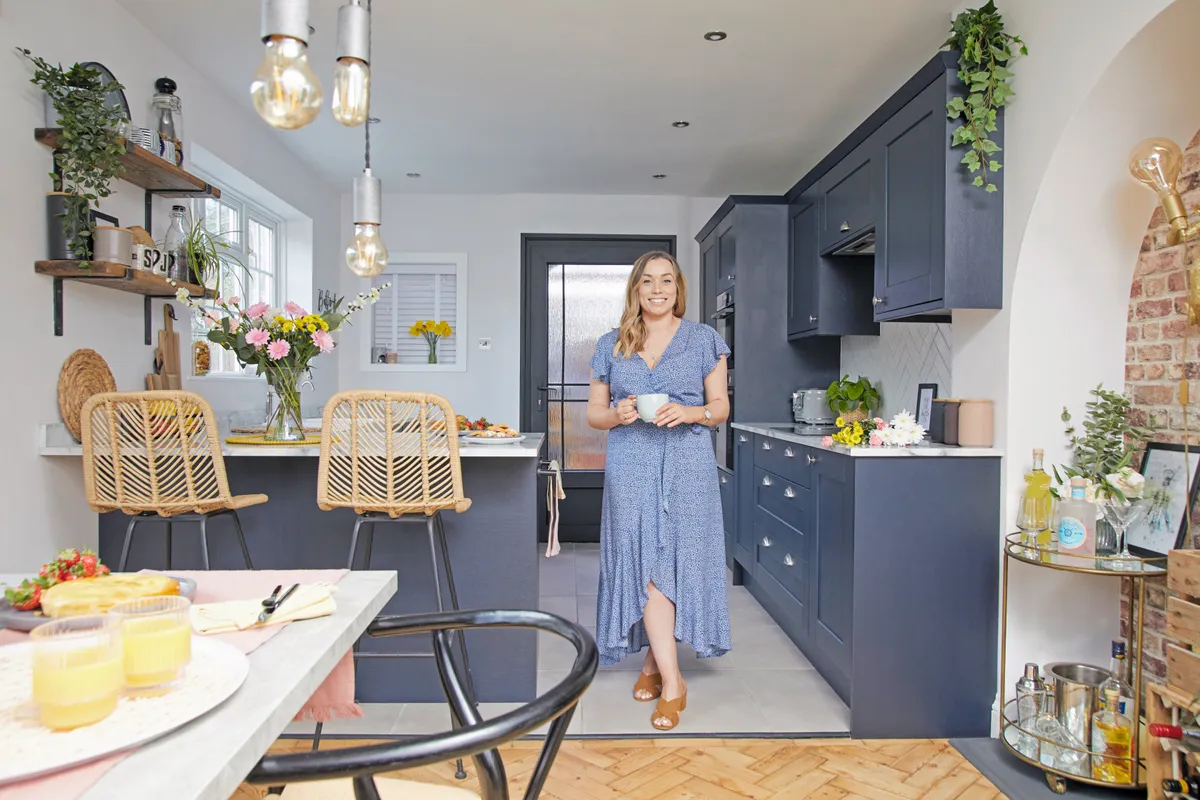 ‘It wasn’t just about the budget when we chose the units. It was also important for us that the kitchen had a quality feel to it, and we chose these units because the realistic woodgrain detail is visible and the navy colour feels sophisticated’