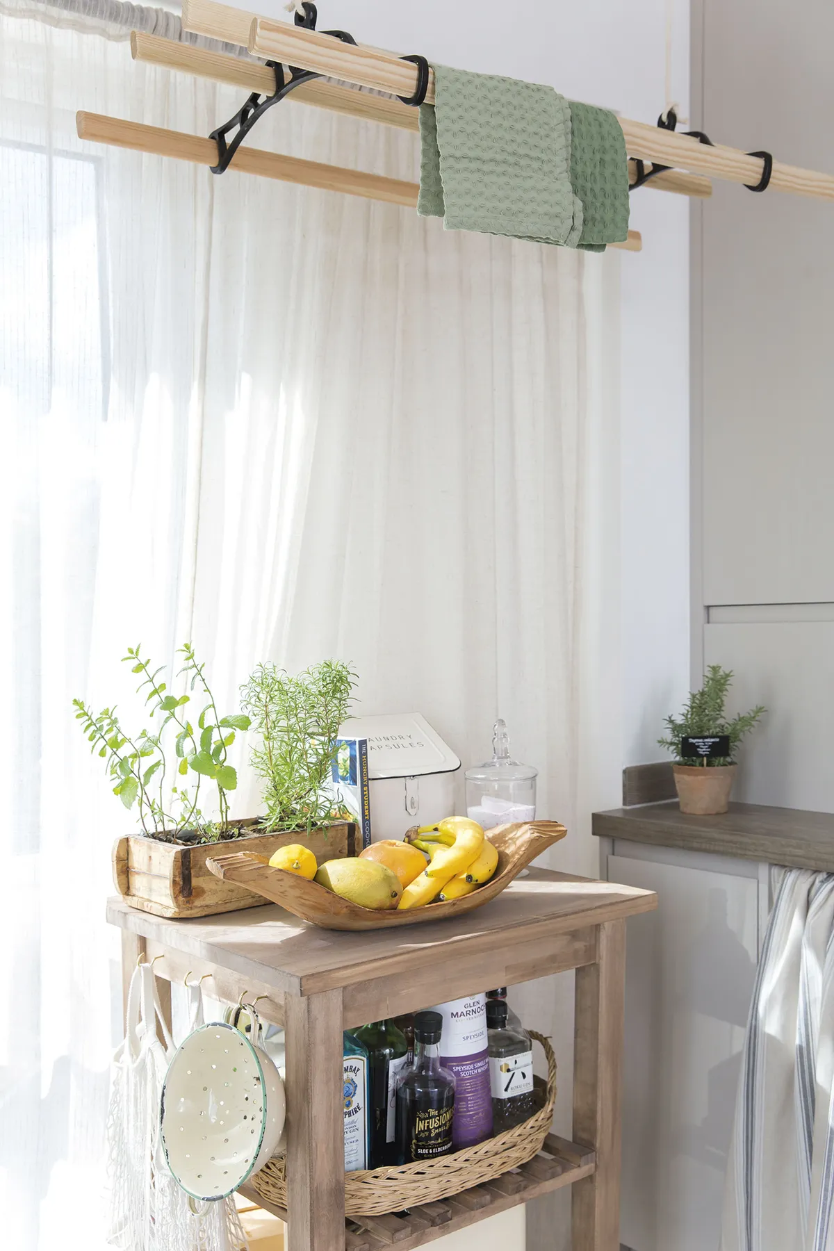 A hanging clothes dryer keeps the floor space free. The wooden kitchen trolley is on castors so can be moved around, and provides extra worktop and storage space for fruit and bar ingredients