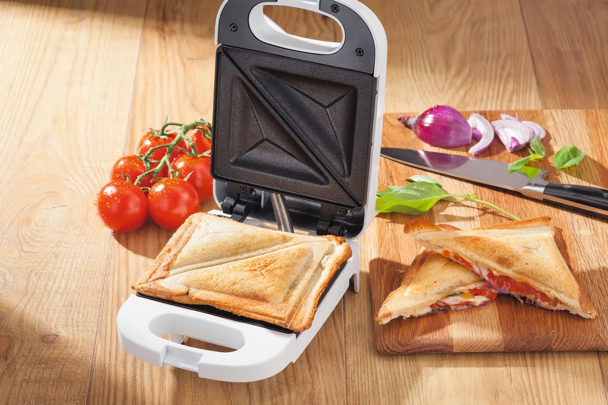 JEA50 Judge Electricals Mini Sandwich Maker 350W - 2016 - Lifestyle In Use
